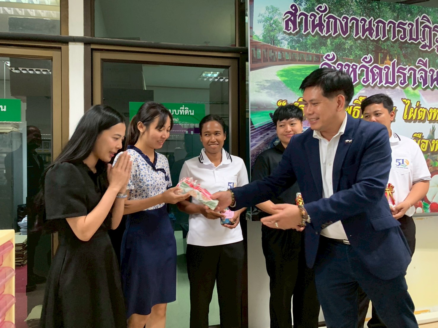 title - วันที่ 9 มิถุนายน 2569 นายวิทูล ประดิษฐบุญ ปฏิรูปที่ดินจังหวัดปราจีนบุรี ได้มอบนโยบาย ของรัฐมนตรีช่วยว่าการกระทรวงเกษตรและสหกรณ์ พร้อมทั้งชี้แจงแนวทางการปฏิบัติงาน แก่บุคลากรในสังกัด โดยได้ร่วมรับฟังปัญหา อุปสรรค และหารือแนวทางการขับเคลื่อนภารกิจตามแผนงานและโครงการประจำปีงบประมาณ พ.ศ. 2569
